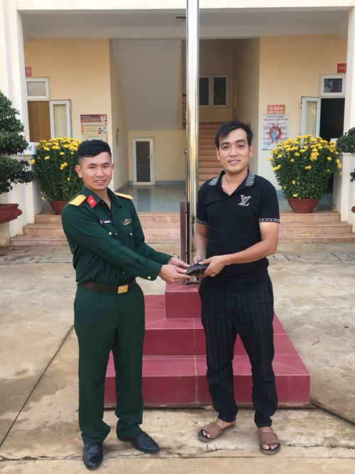 Thượng úy QNCN Nguyễn Văn Sâm nhặt được của rơi trả người đánh mất